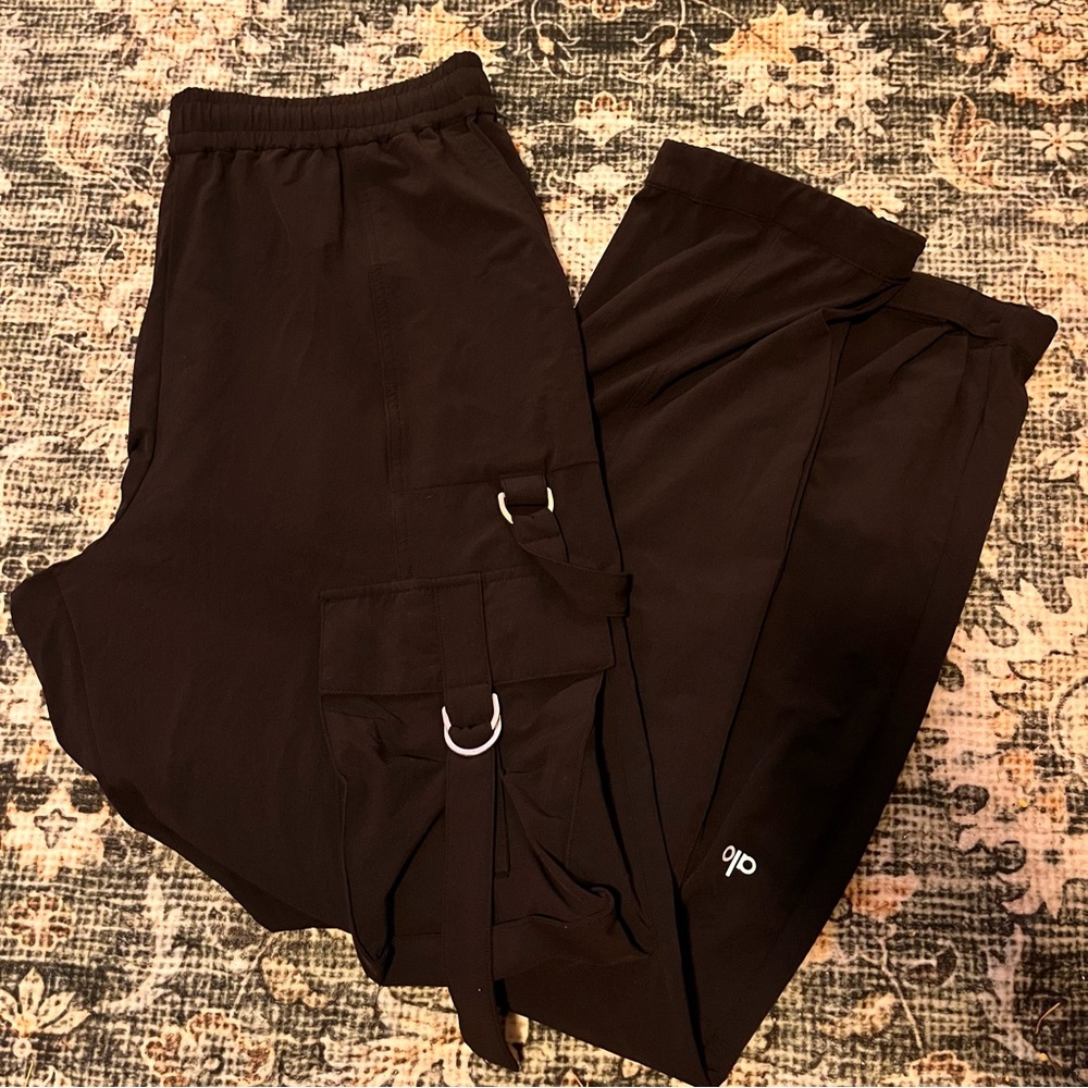 Alo Yoga High-Waist City Wise Cargo Pant - Picture 3 of 9